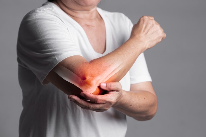 Obraz może przedstawiać osobę z bólem stawu łokciowego, co może wskazywać na zapalenie stawów. Jest to schorzenie charakteryzujące się zapaleniem jednego lub więcej stawów, powodującym ból, obrzęk i sztywność. Leczenie zapalenia stawów może obejmować leki przeciwzapalne, fizjoterapię, a w niektórych przypadkach, interwencje chirurgiczne. Ważne jest, aby skonsultować się z lekarzem w celu postawienia diagnozy i ustalenia odpowiedniego planu leczenia.