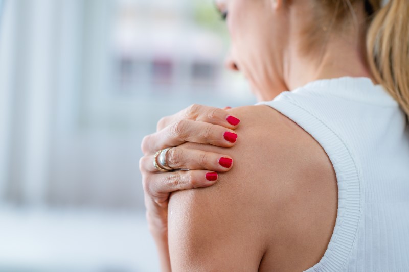Obraz może przedstawiać osobę odczuwającą ból stawu barkowego, co może wskazywać na zapalenie stawu barkowego. Jest to stan zapalny, który może powodować ból, sztywność i ograniczenie ruchomości. Leczenie zapalenia stawu barkowego często obejmuje leki przeciwzapalne, fizjoterapię i ćwiczenia wzmacniające. W niektórych przypadkach może być konieczna interwencja chirurgiczna. Ważne jest, aby skonsultować się z lekarzem w celu ustalenia diagnozy i odpowiedniego planu leczenia.